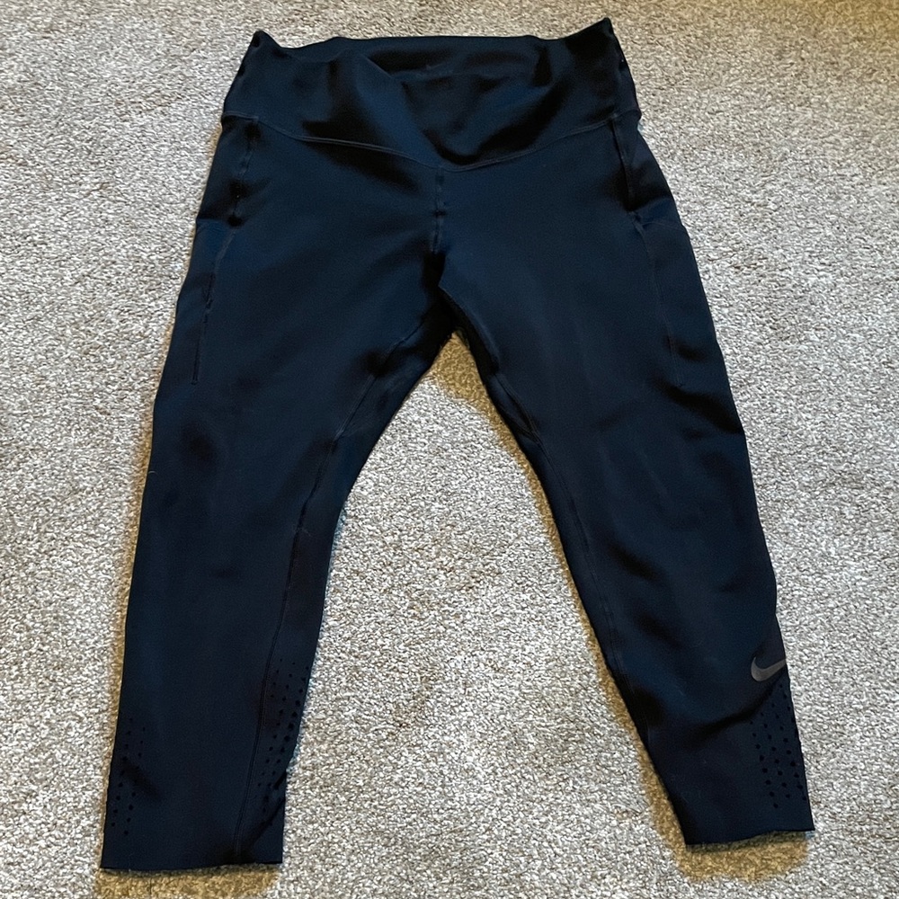 Nike Women’s Black Cropped Leggings